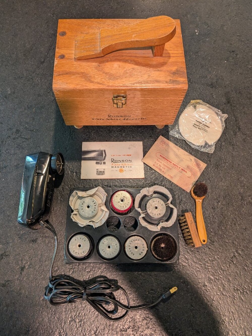Vintaage  Ronson Roto-Shine Magnetic Electric Shoe Shine Kit